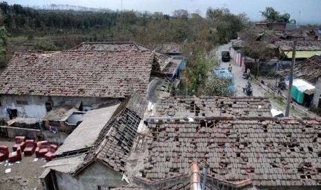  Kondisi Desa Laharpang, Puncu, Kediri, Jawa Timur, Selasa (18/2), yang terkena dampak erupsi Gunung Kelud. (Republika/Adhi Wicaksono)