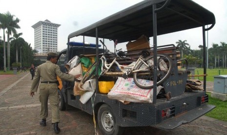  Satpol PP menyita sejumlah sepeda yang biasa disewakan di kawasan Monas, Jakarta Pusat, Rabu (19/2).  (Republika/Rakhmawaty La'lang)