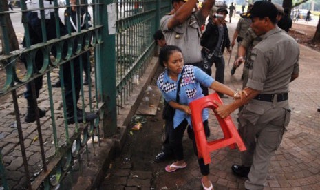  Pedagang berebut dengan Satpol PP saat menyita barang dagangan mereka di kawasan Monas, Jakarta Pusat, Rabu (19/2).  (Republika/Rakhmawaty La'lang)