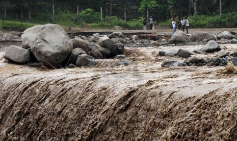 Warga menyaksikan aliran lahar dingin di tanggul Waduk Siman, Kabupaten Kediri, Jawa Timur, Rabu (19/2).  (Republika/Adhi Wicaksono)