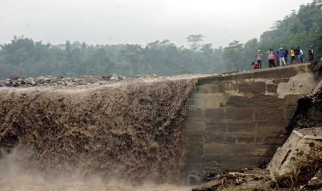 Warga menyaksikan aliran lahar dingin di tanggul Waduk Siman, Kabupaten Kediri, Jawa Timur, Rabu (19/2).  (Republika/Adhi Wicaksono)