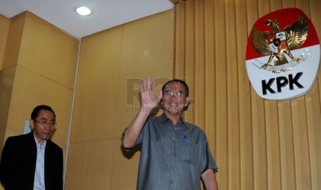   Menteri Agama Suryadharma Ali (kanan) dan Wakil Ketua Komisi Pemberantasan Korupsi (KPK) Adnan Pandu Praja memberikan keterangan pers usai melakukan pertemuan di Gedung KPK, Jakarta, Kamis (20/2).  (Republika/Aditya Pradana Putra)