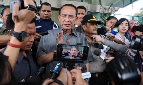  Menteri Agama Suryadharma Ali memberikan keterangan usai bertemu dengan pimpinan KPK di Jakarta, Kamis (20/2).  (Republika/Aditya Pradana Putra)