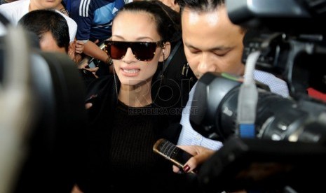   Artis Rebecca Reijmann (tengah) menjawab pertanyaan pers usai diperiksa di Gedung KPK, Jakarta, Kamis (20/2).  (Republika/Aditya Pradana Putra )