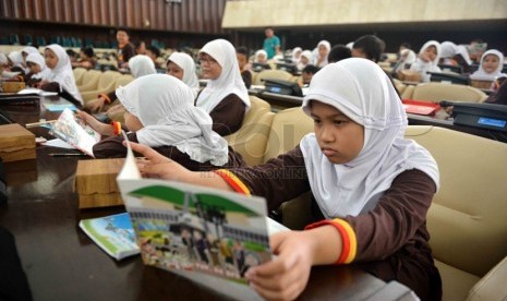 Puluhan siswa SD Islam Darul Mu'minin saat mengunjungi ruang Paripurna I di kompleks Gedung MPR, Senayan, Jakarta, Kamis (20/2). (Republika/Agung Supriyanto)