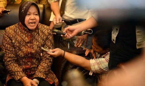 Wali Kota Surabaya Tri Rismaharini memberikan keterangan usai melakukan pertemuan tertutup dengan Wakil Ketua DPR RI Priyo Budi Santoso di Jakarta, Kamis (20/2). (Republika/Agung Supriyanto)