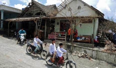   Warga Dusun Laharpang hendak melaksanakan Ibadah Shalat Jumat di Desa Puncu, Kab Kediri, Jawa Timur, Jumat (21/2).  (Republika/Adhi Wicaksono)