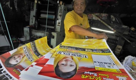  Pekerja menyelesaikan pembuatan poster atribut kampanye Pemilu Legislatif di kawasan Kalibaru, Jakarta, Jumat (21/2).  (Antara/Yudhi Mahatma)