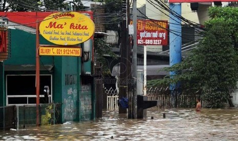  Genangan banjir kembali merendam Jalan KH. Abdulah Syafei,Kampung Melayu Besar, Jakarta, Ahad (23/2). (Republika/Tahta Aidilla)