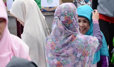 Sejumlah perempuan belajar memakai jilbab syar'i pada Tutorial jilbab syar'i pada acara Gerakan Menutup Aurat Internasional (GMAI) di Car Free Day (CFD), Jl Ir H Djuanda, Kota Bandung (Ilustrasi)