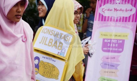  Aksi simpatik Gerakan Menutup Aurat Internasional (GMAI) di Car Free Day (CFD), Jl Ir H Djuanda, Kota Bandung, Ahad (23/2).   (Republika/Edi Yusuf)