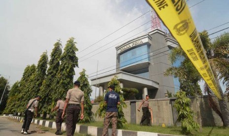  Petugas melakukan olah TKP ledakan bom di Palu, Sulawesi Tengah, Senin (24/2).   (Antara/Basri Marzuki)