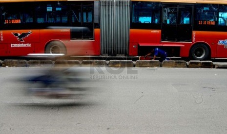   Sebuah bus gandeng TransJakarta mogok di Jalan Gunung Sahari Raya, Jakarta Pusat, Selasa (25/2). (foto: Raisan Al Farisi)