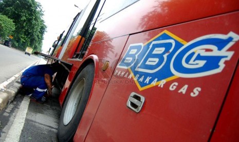  Seorang petugas memperbaiki bus TransJakarta yang mogok di Jalan Gunung Sahari Raya, Jakarta Pusat, Selasa (25/2). (foto: Raisan Al Farisi)