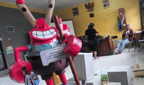 Anggota Lembaga Pemberdayaan Masyarakat (LPM) membuat alat peraga sosialisasi Pemilu Legislatif 2014 di Kantor Kelurahan Babakan Ciamis, Bandung, Selasa(25/2). (foto: Septianjar Muharam)