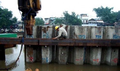 Pekerja memasang beton di proyek pembangunan drainase Sungai Ciliwung, Jalan Gunung Sahari Raya, Jakarta Pusat, Rabu (26/2).  (foto: Raisan Al Farisi)