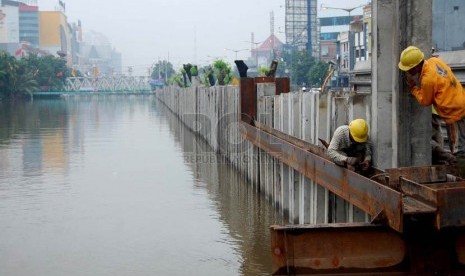 Pekerja memasang beton di proyek pembangunan drainase Sungai Ciliwung, Jalan Gunung Sahari Raya, Jakarta Pusat, Rabu (26/2).  (foto: Raisan Al Farisi)