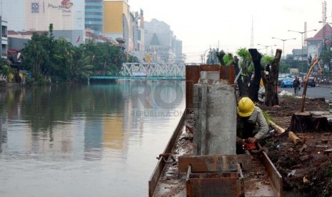 Pekerja memasang beton di proyek pembangunan drainase Sungai Ciliwung, Jalan Gunung Sahari Raya, Jakarta Pusat, Rabu (26/2).  (foto: Raisan Al Farisi)