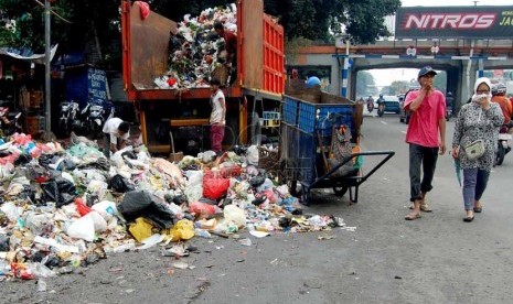   Pengguna jalan melintasi sampah yang berserakan di bahu Jalan Matraman Raya, Jakarta Timur, Rabu (26/2).    (foto: Raisan Al Farisi)