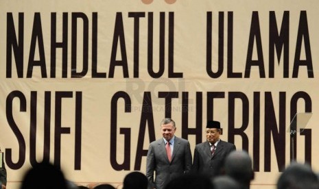   Raja Jordan Abdullah II bin Husein (kiri) bersama Ketua PBNU Said Aqil Siraj (kanan) usai membuka Nadhlatul Ulama Sufi Gathering di Jakarta, Rabu (26/2).    (Republika/Tahta Aidilla)