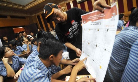 Sejumlah siswa berkebutuhan khusus mengikuti sosialisasi pencoblosan Pemilu 2014 di Sekolah Luar Biasa (SLB) Paket B Pangudi Luhur, Kembangan, Jakarta Barat, Rabu (26/2).  (Republika/ Wihdan)