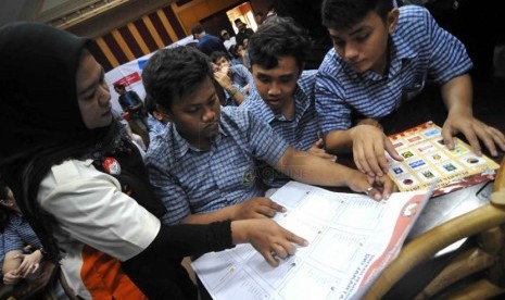 Sejumlah siswa berkebutuhan khusus mengikuti sosialisasi pencoblosan Pemilu 2014 di Sekolah Luar Biasa (SLB) Paket B Pangudi Luhur, Kembangan, Jakarta Barat, Rabu (26/2).  (Republika/ Wihdan)