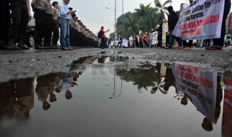    Warga yang tergabung dalam Paguyuban Rusunami Kemanggisan berunjuk rasa didepan Kompleks Parlemen Senayan, Jakarta, Kamis (27/2). (Republika/Agung Supriyanto)