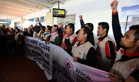 Relawan Medical Emergency Rescue Committe (Mer-c) tiba dari Gaza Palestina di Bandara Soekarno Hatta, Tangerang, Banten, Kamis (27/2). (Republika/Tahta Aidilla)