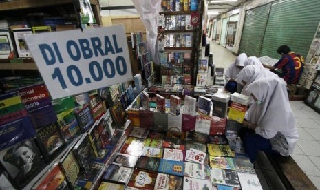 Calon pembeli melihat buku bekas yang dijual di Pasar Senen, Jakarta Pusat, Kamis (27/2).  (Republika/Yasin Habibi)