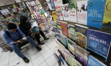 Calon pembeli melihat buku bekas yang dijual di Pasar Senen, Jakarta Pusat, Kamis (27/2).  (Republika/Yasin Habibi)