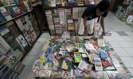 Calon pembeli melihat buku bekas yang dijual di Pasar Senen, Jakarta Pusat, Kamis (27/2).  (Republika/Yasin Habibi)