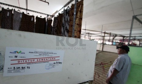   Sejumlah kios disegel di Kawasan Blok G Tanah Abang Jakarta, Jumat (28/2).  (Republika/Yasin Habibi)