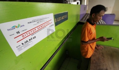   Sejumlah kios disegel di Kawasan Blok G Tanah Abang Jakarta, Jumat (28/2).  (Republika/Yasin Habibi)