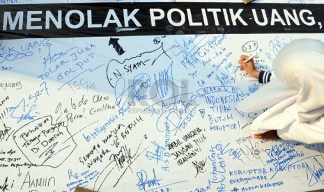  Warga menandatangani spanduk petisi di sela deklarasi kampanye Tolak Politik Uang di Plaza Teater Jakarta, TIM Cikini, Jakarta, Jumat (28/2).   (Republika/Aditya Pradana Putra)