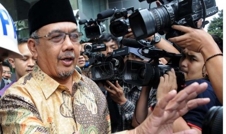   Menteri Pemberdayaan Aparatur Negara dan Reformasi Birokrasi (MenPAN RB) Azwar Abubakar meninggalkan gedung usai diperiksa KPK di Jakarta, Jumat (28/2).  (Republika/Aditya Pradana Putra)