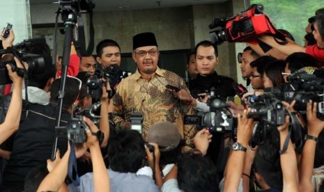  Menteri Pemberdayaan Aparatur Negara dan Reformasi Birokrasi (MenPAN RB) Azwar Abubakar memberikan keterangan usai diperiksa di Gedung KPK, Jakarta, Jumat (28/2).  ( Republika/Aditya Pradana Putra)