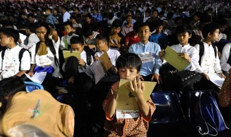   Ribuan pelajar menuliskan ayat suci Alquran saat pembukaan 