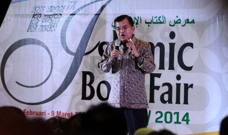  Ketua Dewan Masjid Jusuf Kalla berpidato saat membuka 