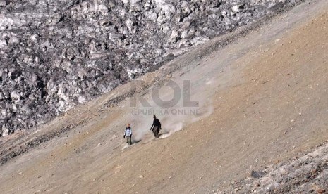 Turun dari puncak Gunung Merapi.   (Republika/Bowo Pribadi)