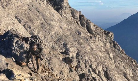 Menuju puncak Gunung Merapi.   (Republika/Bowo Pribadi)