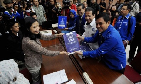  Bendahara Umum Partai Amanat Nasional (PAN) Jon Erizal (paling kanan) dan Sekjen PAN Taufik Kurniawan (kedua kanan) menyerahkan laporan dana kampanye di Gedung KPU, Jakarta, Ahad (2/3). (Republika/Aditya Pradana Putra)