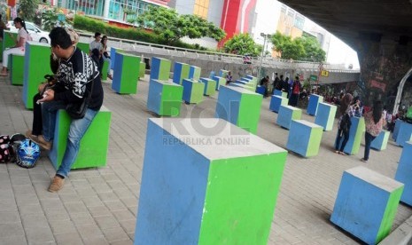 Sejumlah pengunjung bermain di taman Pasupati Bandung, Ahad (2/3). (foto : Septianjar Muharam)