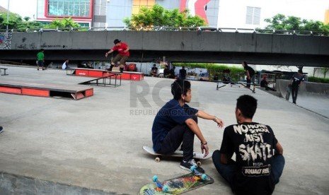  Sejumlah penghobi skateboard bermain di Taman Pasupati, Bandung, Ahad(2/3). (foto : Septianjar Muharam)