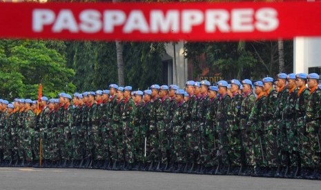   Personel Paspampres mengikuti upacara pengesahan validasi organisasi dan tugas Paspampres di Mako Paspampres Tanah Abang, Jakarta, Senin (3/3).  (Antara/Wahyu Putro) 