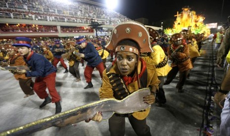 Parade karnaval di Sambadrome, Rio de Janeiro, Brasil, Senin (3/3). Penyelenggaraan karnaval berpotensi mengacaukan pengendalian penyebaran Covid-19. Ilustrasi.