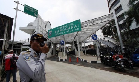  Petugas Dishub mengatur angkutan umum saat uji coba terminal bus Manggarai, Jakarta Selatan, Senin (3/3).     (Republika/Yasin Habibi)