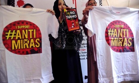 Penggagas gerakan Say No To Miras, Fahira Idris (tengah), menunjukan buku dan kaos bertuliskan Anti Miras di Jakarta, Senin (3/3).   (Republika/Tahta Aidilla)