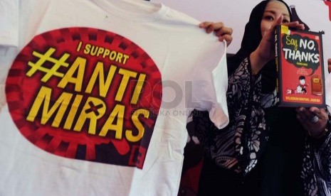 Penggagas gerakan Say No To Miras, Fahira Idris (kanan), menunjukan buku dan kaos bertuliskan Anti Miras di Jakarta, Senin (3/3).   (Republika/Tahta Aidilla)