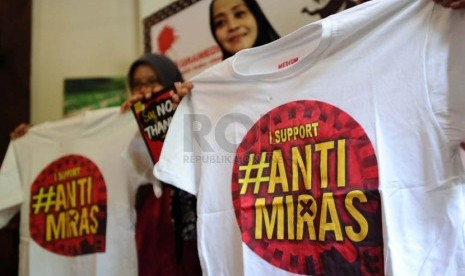 Penggagas gerakan Say No To Miras, Fahira Idris (kanan), menunjukan buku dan kaos bertuliskan Anti Miras di Jakarta, Senin (3/3).   (Republika/Tahta Aidilla)