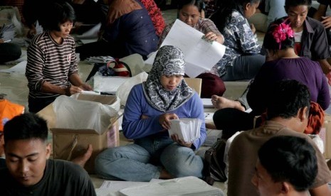 Sejumlah pekerja menyelesaikan pelipatan kertas suara untuk Pemilu Legislatif DPRD Kabupaten Sidoarjo di kantor KPU Kabupaten Sidoarjo, Senin (3/3).  (Antara/Suryanto)